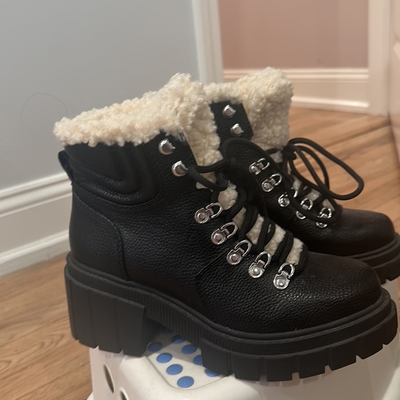 Guess, comfy boots - Picture 2 of 4